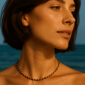 COLLAR COLECCIÓN AMELIE CORTO TIPO GARGANTILLA CON BAÑO DE ORO 18K COLORES PASTEL Y AZULES,